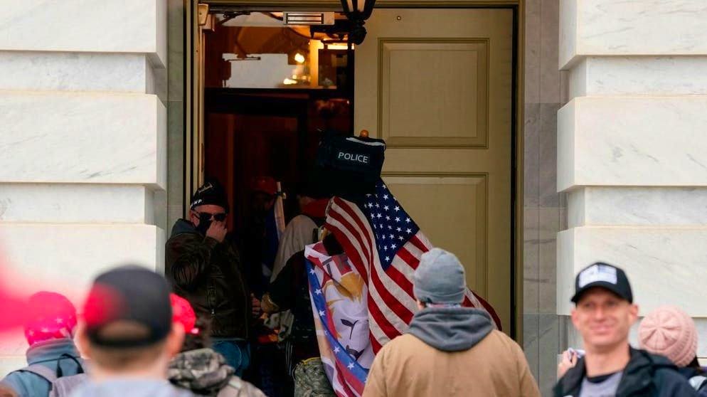 Irruzione dei fan di Trump a Capitol Hill. I sostenitori di Donald Trump irrompono all'interno del Campidoglio attraverso una porta.
