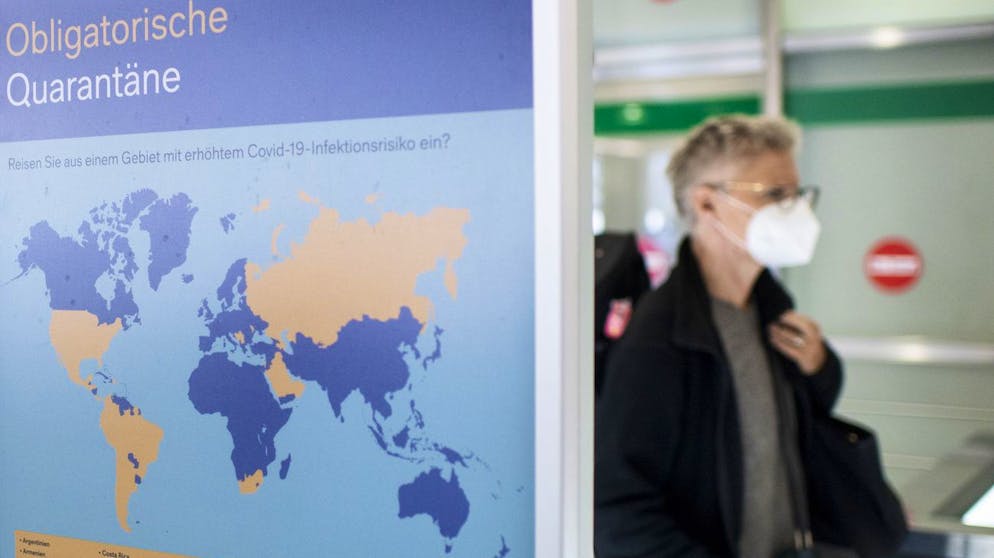 Ein Plakat weist auf die Obligatorische Quarantaene bei der Einreise aus bestimmten Laendern, bei der Ankunft am Flughafen Zuerich, aufgenommen am Mittwoch, 5. August 2020. (KEYSTONE/Ennio Leanza)