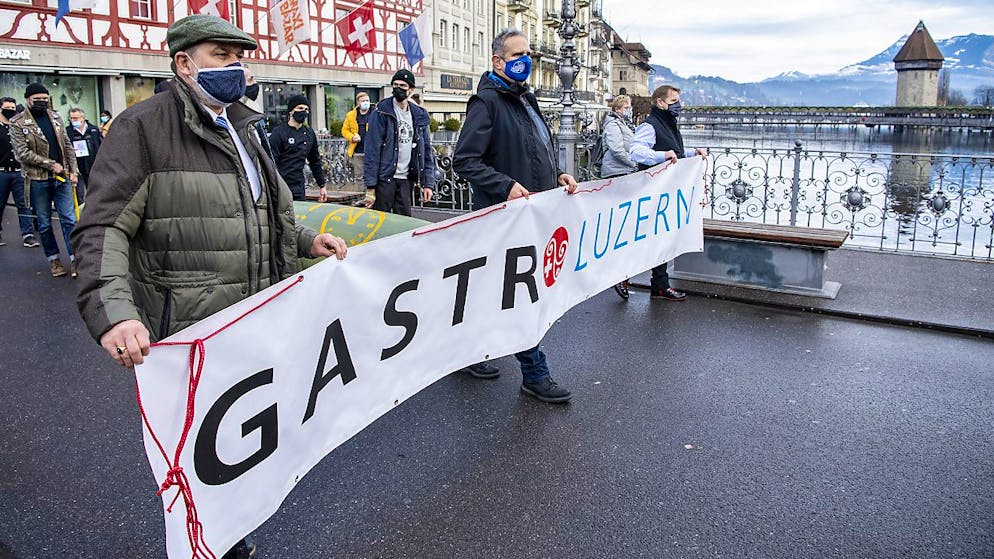 Luzerner Gastronomen demonstrieren gegen die Schliessung der Restaurants – die Kantonsregierung will ihnen nun zu Hilfe eilen. (Archivbild)