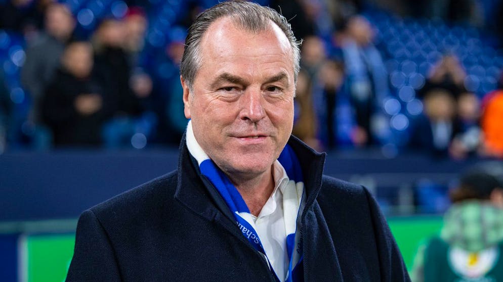 03.03.2020, Nordrhein-Westfalen, Gelsenkirchen: Fußball: DFB-Pokal, FC Schalke 04 - Bayern München, Viertelfinale in der Veltins Arena. Clemens Tönnies, Aufsichtsratsvorsitzender FC Schalke steht vor dem Spiel am Spielfeldrand. Foto: Guido Kirchner/dpa - WICHTIGER HINWEIS: Gemäß den Vorgaben der DFL Deutsche Fußball Liga bzw. des DFB Deutscher Fußball-Bund ist es untersagt, in dem Stadion und/oder vom Spiel angefertigte Fotoaufnahmen in Form von Sequenzbildern und/oder videoähnlichen Fotostrecken zu verwerten bzw. verwerten zu lassen. +++ dpa-Bildfunk +++ (KEYSTONE/DPA/Guido Kirchner)