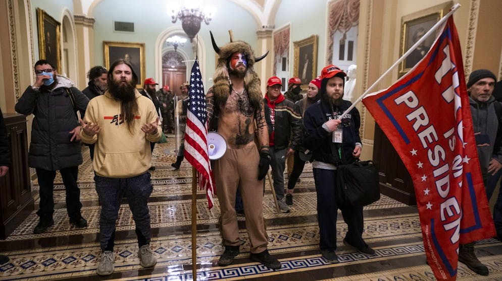 Gewalt in Washington: Trumps Mob stürmt das Kapitol. Die Anhänger des abgewählten Präsidenten posieren nach ihrem gewaltsamen Eindringen neben der Tür zu den Senatskammern. (6. Januar 2021)