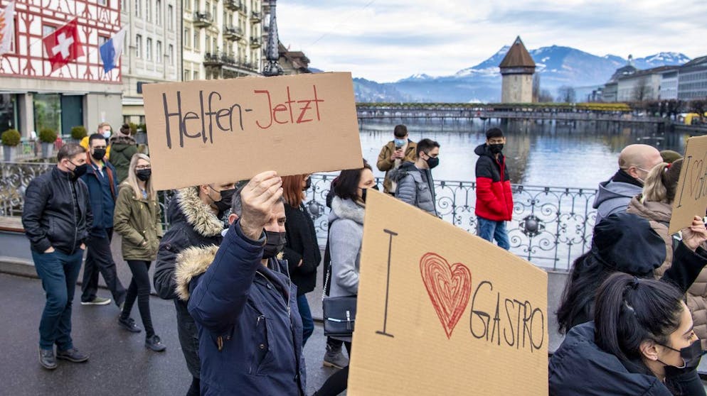Die Luzerner Gastronomen Demonstrieren gegen die Schliessung der Restaurants und fuer eine gerechtfertigte Entschaedigung der finanziellen Ausfaelle waehrend der Corona-Pandemie am Dienstag, 22. Dezember 2020 in der Luzerner Altstadt.(KEYSTONE/Urs Flueeler).