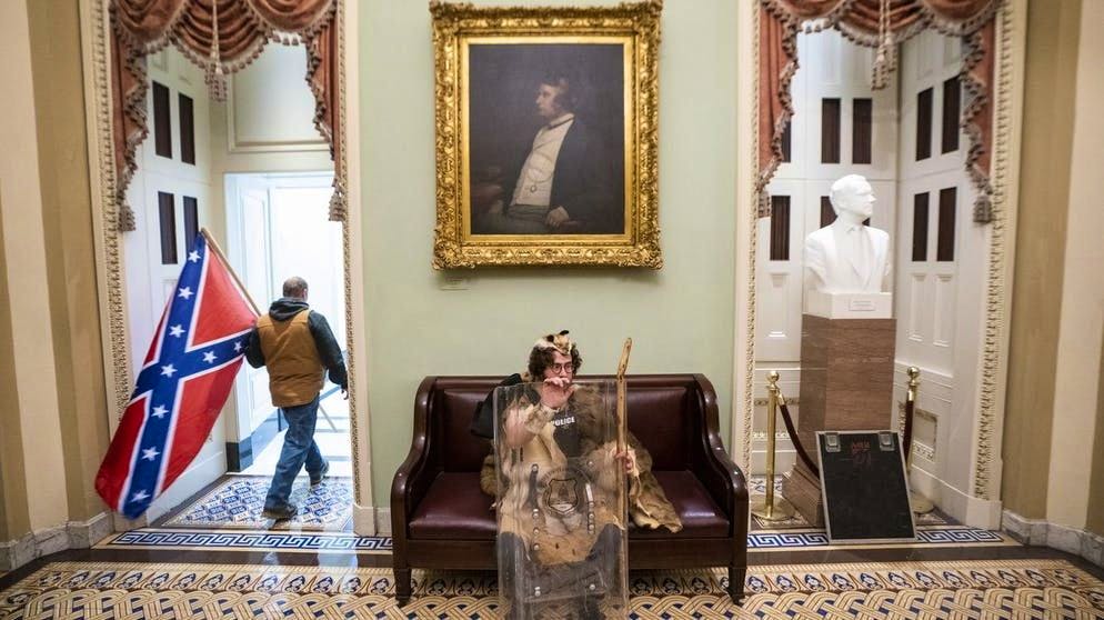 Irruzione dei fan di Trump a Capitol Hill. I sostenitori di Trump che sono penetrati nel Congresso di Washington davanti alle camere del Senato - uno ha portato la bandiera del sud, che è stata a lungo controversa negli Stati Uniti. È ampiamente considerato un simbolo di schiavitù e razzismo.