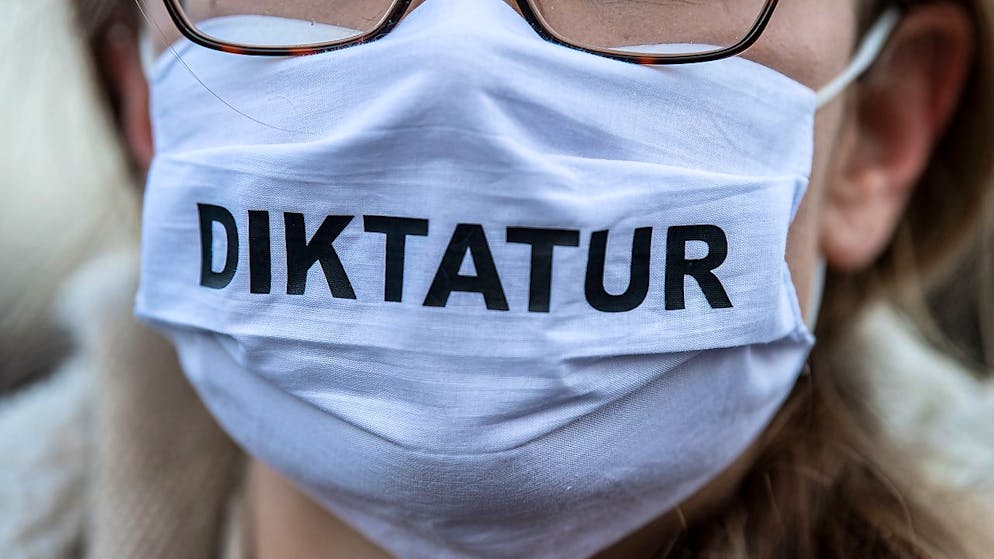 Redner an einer geplanten coronakritischen Kundgebung vom kommenden Samstag in Schwyz müssen keine Schutzmaske tragen. (Symbolbild)