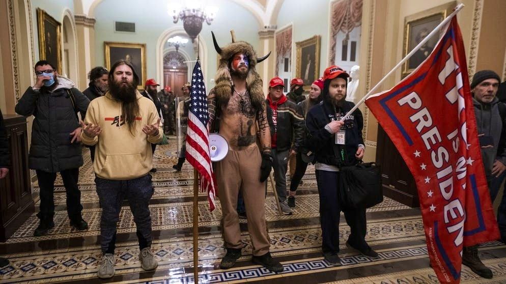 Irruzione dei fan di Trump a Capitol Hill. I sostenitori incitati dal presidente degli Stati Uniti Donald Trump posano accanto alla porta delle camere del Senato dopo essere entrati con la forza nel Campidoglio degli Stati Uniti a Washington.