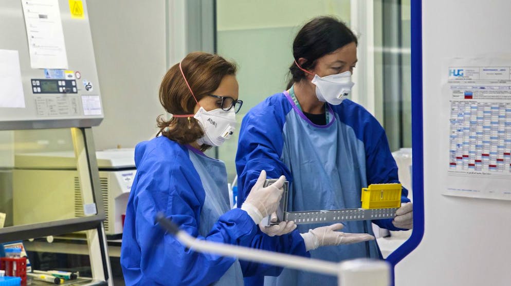 Virology laboratory technicians of the Geneva University Hospitals (HUG) tests samples nasopharyngeal collected on persons suspected of being infected with the coronavirus COVID-19 (SARS-CoV2) in the P4D Laboratory at the University Hospital Geneva (HUG), in Geneva, Switzerland, Tuesday, March 10, 2020. (KEYSTONE/Salvatore Di Nolfi)
