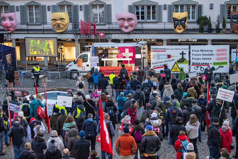 Demonstranten anlaesslich einer Kundgebung des Aktionsbuendnis Urkantone fuer eine vernuenftige Corona-Politik auf dem Hauptplatz in Schwyz vom Samstag, 9. Januar 2021. (KEYSTONE/Urs Flueeler)