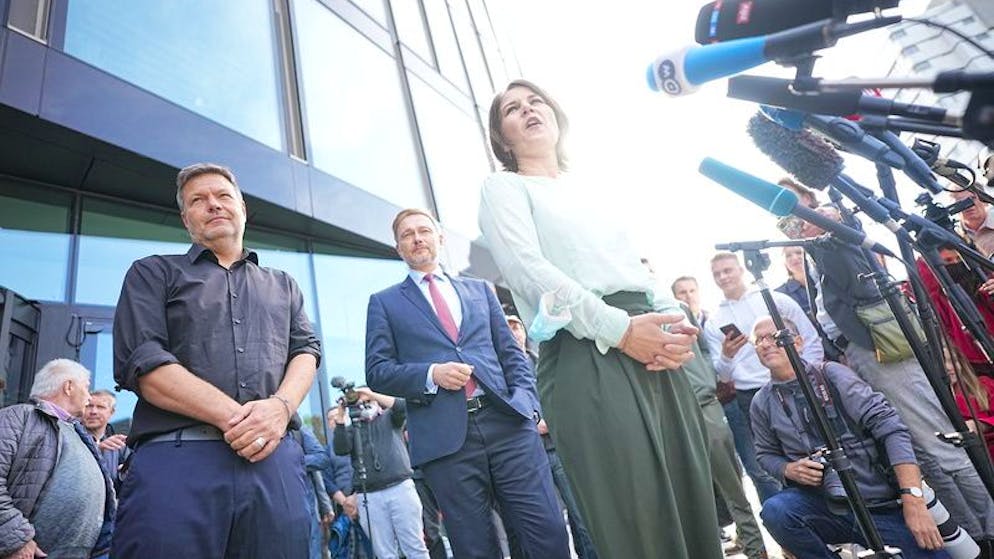 01.10.2021, Berlin: Annalena Baerbock, Bundesvorsitzende von Bündnis 90/Die Grünen, Robert Habeck (l), Bundesvorsitzender von Bündnis 90/Die Grünen, und Christian Lindner, Parteivorsitzender der FDP, geben nach den Sondierungsgesprächen von Bündnis 90/Die Grünen und FDP nach der Bundestagswahl ein Pressestatement. Foto: Michael Kappeler/dpa +++ dpa-Bildfunk +++