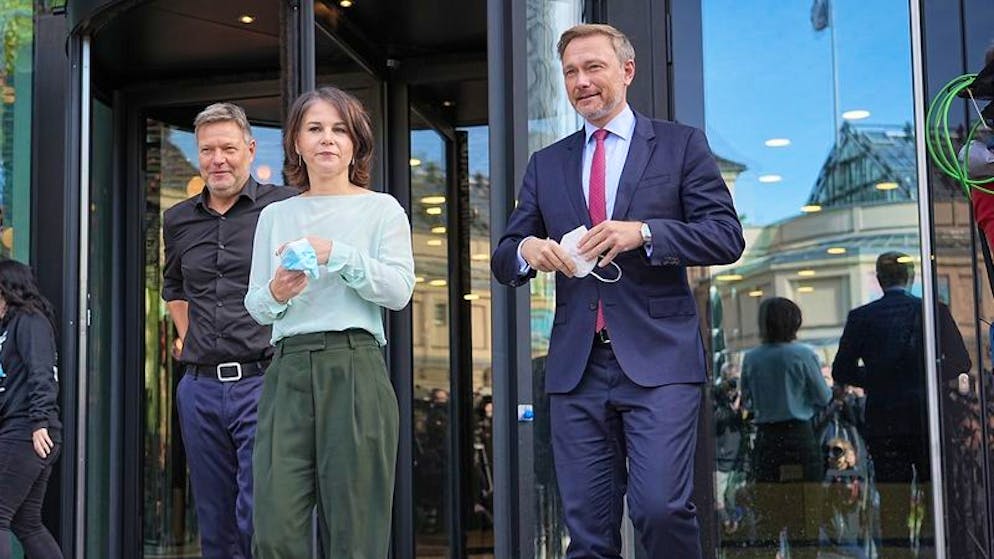 01.10.2021, Berlin: Annalena Baerbock, Bundesvorsitzende von Bündnis 90/Die Grünen, Robert Habeck (l), Bundesvorsitzender von Bündnis 90/Die Grünen, und Christian Lindner, Parteivorsitzender der FDP, geben nach den Sondierungsgesprächen von Bündnis 90/Die Grünen und FDP nach der Bundestagswahl ein Pressestatement. Foto: Michael Kappeler/dpa +++ dpa-Bildfunk +++