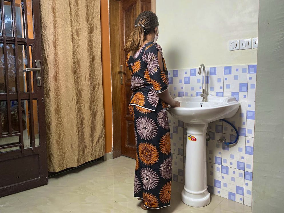 Dans cette photo, Anifa se tient dans sa maison dans la ville de Goma, dans l'est du Congo, le vendredi 5 mars 2021. Un groupe d'experts mandaté par l'Organisation mondiale de la santé a identifié mardi 28 septembre 2021 plus de 80 cas présumés d'abus sexuels au cours de la réponse de l'agence de santé des Nations Unies à l'épidémie d'Ebola au Congo, y compris des allégations impliquant 20 membres du personnel de l'OMS.