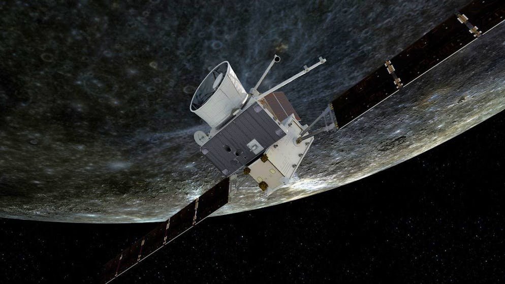 Une photo non datée mise à disposition par l'Agence spatiale européenne (ESA) montre une impression d'artiste de la sonde BepiColombo volant près de Mercure (publiée le 1er octobre 2021). La sonde effectue neuf manœuvres d'assistance gravitationnelle (une de la Terre, deux de Vénus et six de Mercure) avant de se mettre en orbite autour de la planète la plus intérieure du système solaire en 2025.