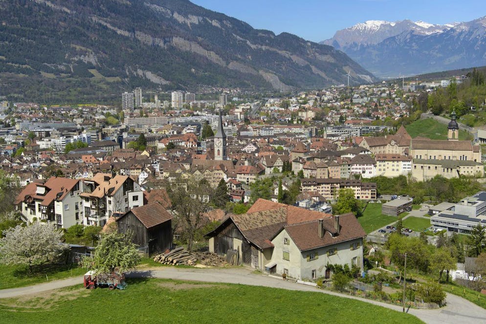 Blick auf Chur mit dem Churer Hof, Sitz des Bischofs Vitus Huonder, und der Kathedrale St. Maria Himmelfahrt, aufgenommen am Mittwoch, 12. April 2017, in Chur. (KEYSTONE/Gian Ehrenzeller)