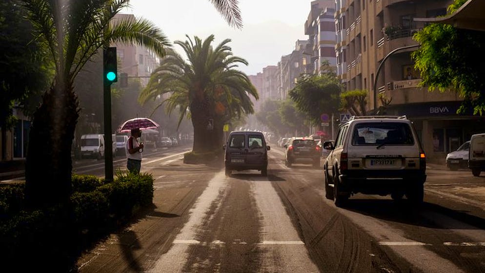 01.10.2021, Spanien, La Palma: Ein Mann geht über eine mit Asche bedeckte Straße. Knapp zwei Wochen nach dem Ausbruch eines Vulkans auf der Kanareninsel La Palma dürfen rund 3800 Bewohner von unmittelbar betroffenen Gebieten ihre Häuser wieder verlassen. Foto: Daniel Roca/AP/dpa +++ dpa-Bildfunk +++