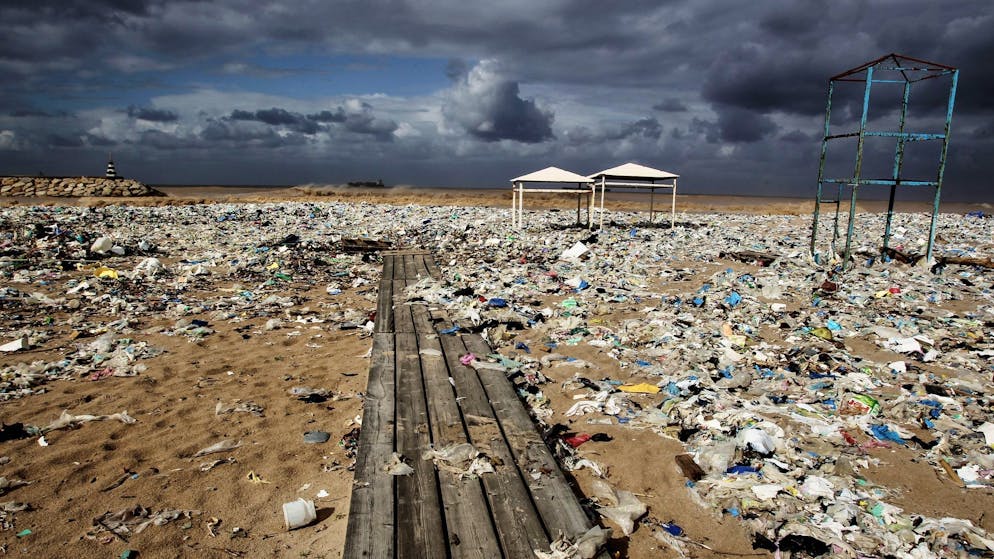 Plastikmüll an einem Strand am Mittelmeer nördlich von Beirut.