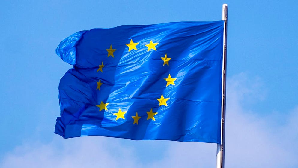 ARCHIV - 09.04.2019, Berlin: Die Flagge der Europäischen Union (EU) auf dem Reichstagsgebäude weht im Wind. (zu dpa «Finanzspritze aus Brüssel: Wie der Osten von Fördermitteln profitiert») Foto: Monika Skolimowska/ZB/dpa +++ dpa-Bildfunk +++ (KEYSTONE/DPA/Monika Skolimowska)