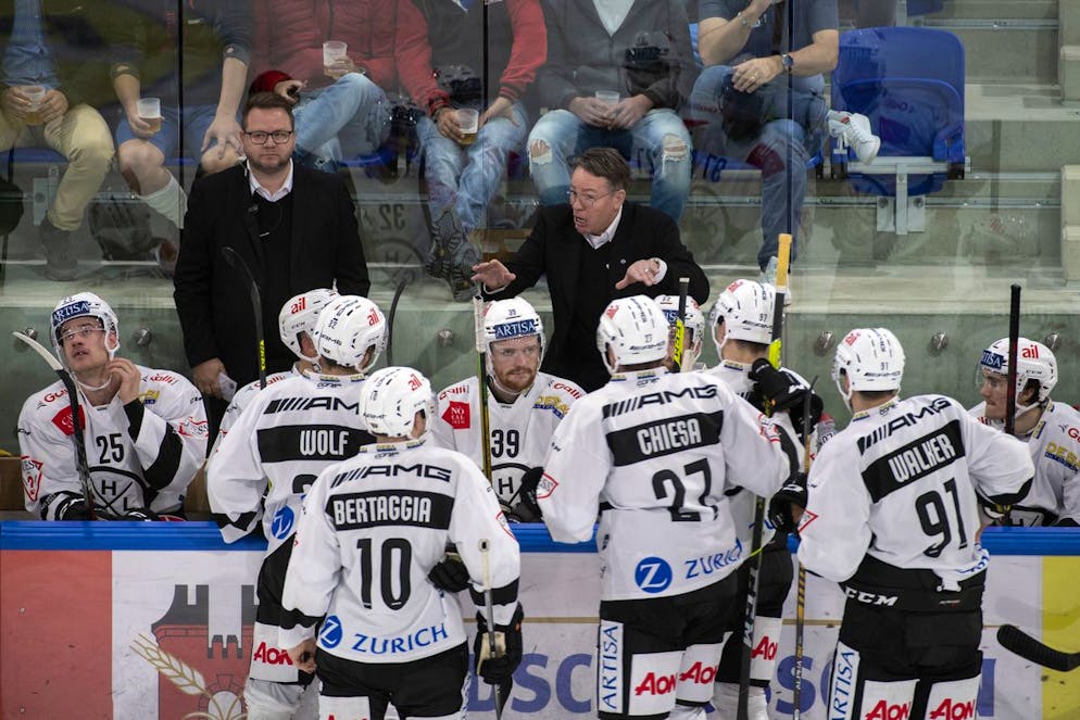 Lugano's head coach Chris McSorley speaks to his team, during the preliminary round game of National League Swiss Championship game between HC Ambri-Piotta and HC Lugano at the ice stadium Gottardo Arena in Ambri, on Friday, 1 October 2021. (KEYSTONE/Ti-Press/Davide Agosta)