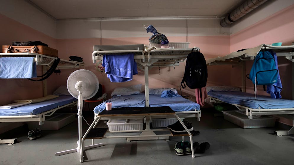 Camorino: centro per rifugiati. Nella foto una veduta interna dei dormitori all'interno del bunker della Protezione Civile gestito dalla Croce Rossa.
© Ti-Press / Pablo Gianinazzi
