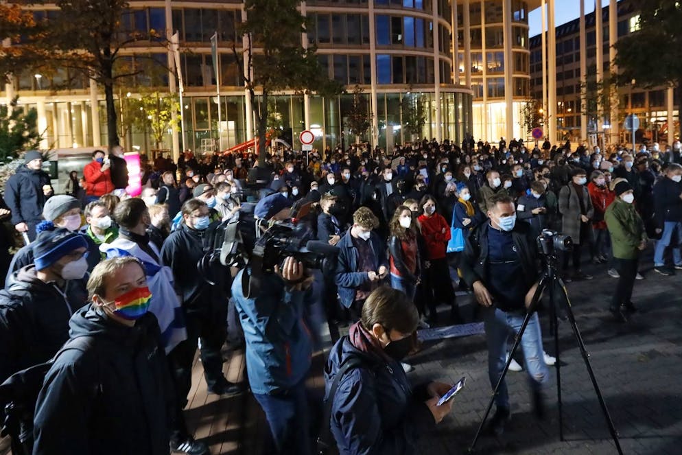 Gil Ofarim und der antisemitische Vorfall. Hunderte Menschen haben sich vor dem Westin Hotel Leipzig versammelt, um Solidarität mit Gil Ofarim und Jüdinnen und Juden in Deutschland zu zeigen.