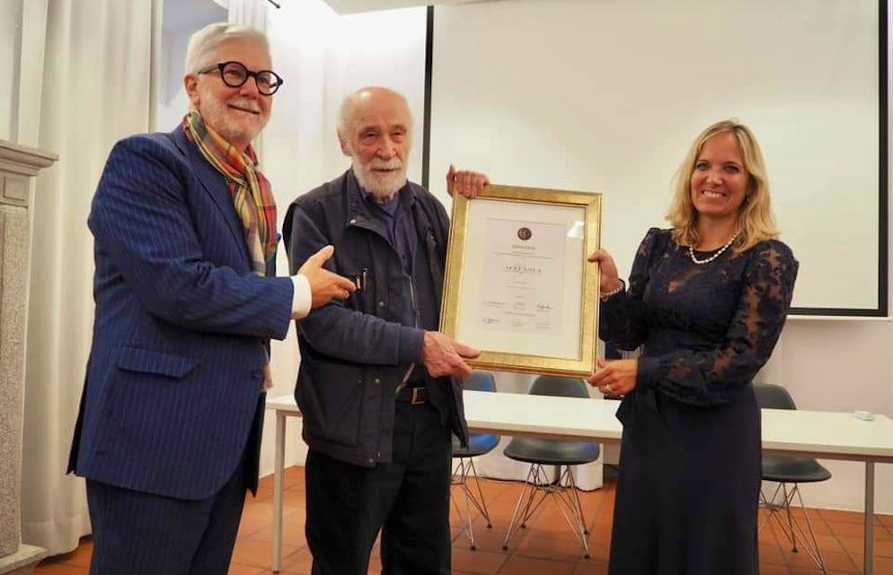Il riconoscimento nelle mani di Mario Matasci