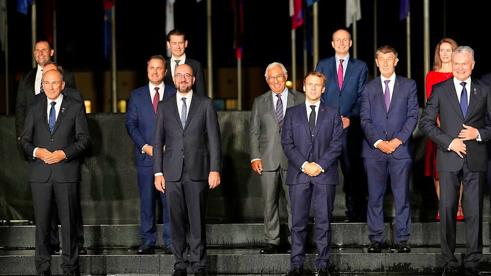 Charles Michel (M,r), Präsident des Europäischen Rats, steht zusammen mit anderen EU-Staats- und Regierungschefs für ein Gruppenfoto während des EU-Westbalkan-Gipfels. Die EU will weniger abhängig von anderen Weltregionen werden, teilte Charles Michel beim EU-Gipfel in der Nacht zum Mittwoch mit. Foto: Darko Bandic/AP/dpa