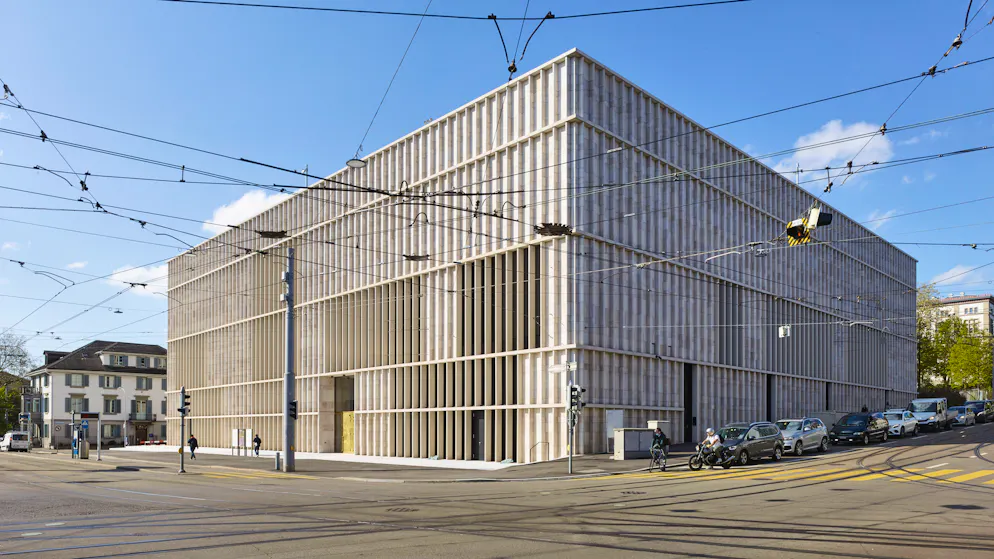 Das grösste Kunstmuseum der Schweiz öffnet seine Tore. Von Aussen wirke der Bau nicht sehr einladend. Er sei zu gross und nicht sonderlich kreativ: Ein Monolith am Zürcher Heimplatz, monieren Kritiker*innen.