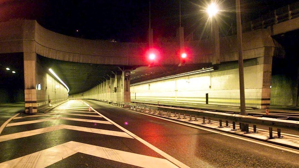 Das gesperrte Gotthard Nordportal, am Mittwoch, 24. Oktober 2001, bei Goeschenen. Der Gotthardtunnel wird nach dem verheerenden Verkehrsunfall voraussichtlich mehrere Wochen geschlossen bleiben.(KEYSTONE/Michele Limina)