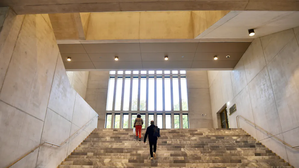 Das grösste Kunstmuseum der Schweiz öffnet seine Tore. Viel Marmor, Beton und Platz: Dank des Erweiterungsbaus wächst die Ausstellungsfläche um rund 80 Prozent.