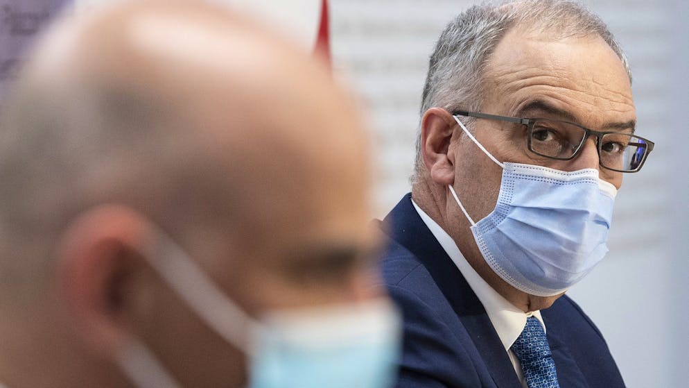 Der Bundesrat findet mit seiner geplanten Verknüpfung von Gutscheinen und Impfung keinen Anklang. Im Bild: Bundespräsident Guy Parmelin (r.) und Innenminister Alain Berset in Bern. 