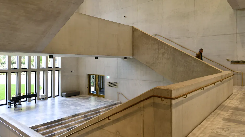 Das grösste Kunstmuseum der Schweiz öffnet seine Tore. Der Britische Architekt David Chipperfield machte sich bereits mit anderen Museumsbauten einen Namen.