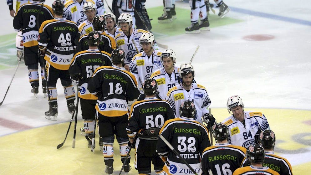 Die Spieler schuetteln Haende nach dem NLA Eishockey Meisterschaftsspiel und Tessiner Derby zwischen dem HC Lugano und dem HC Ambri- Piotta, in der Resega Halle in Lugano, am Dienstag 24. September 2013. (KEYSTONE/Karl Mathis)