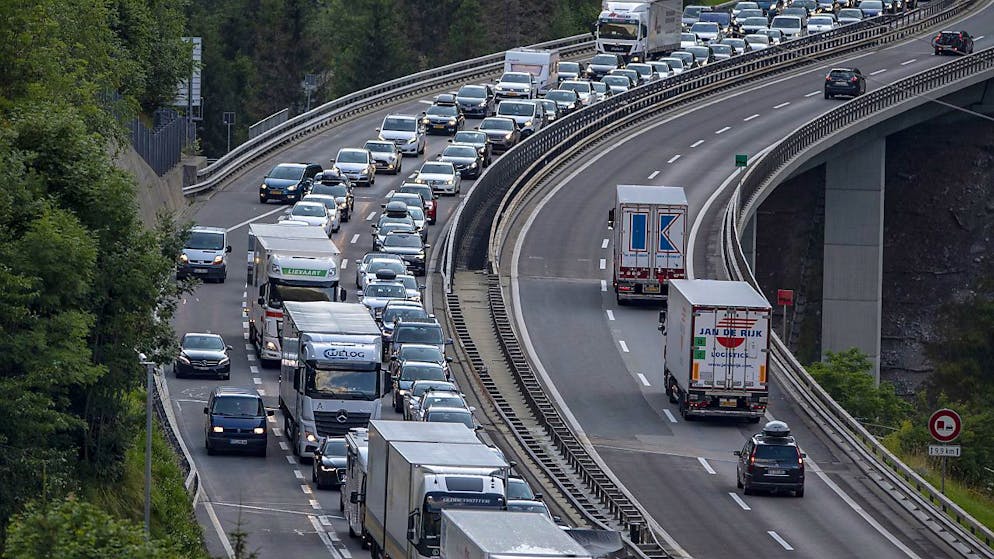Coda di 10 km al portale nord del San Gottardo.