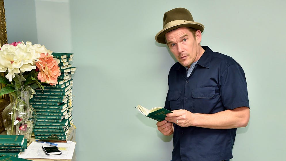 Ethan Hawke ist vielseitig. Jetzt hat der Schauspieler und Regisseur seinen dritten Roman vorgelegt.