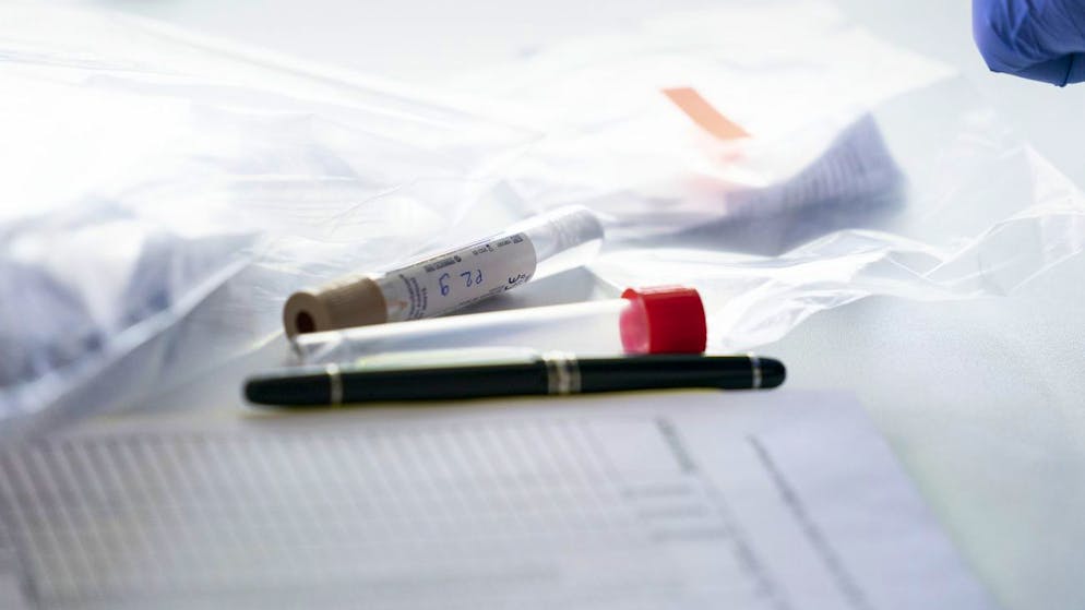 Waehrend eines Corona PCR-Speichelpooltests in der Klasse 6D an der Kantonsschule Wiedikon transferiete Poolmanager Daniel Meier, nicht im Bild, eine kleine Menge des Speichelgemisches aus einem Teil der Klasse in ein versiegeltes Reagenzglas zur anschliessend Analyse in Labor, fotografiert am Dienstag, 18. Mai 2021, in Zuerich. In der sechsten Klasse wird bis zu den Maturiaetspruefungen woechentlich ein Corona PCR-Speichelpooltest durchgefuehrt, um die Maturitaetspruefungen sicher durchfuehren zu koennen. Bei einem positiven Poolresultat finden die nachfolgenden Einzeltestungen an der Schule statt. Damit sich die Situation weiter beruhigen kann, hat sich die Kantonsschule Wiedikon entschieden, schrittweise repetitive Massentests durchzufuehren. (KEYSTONE/Gaetan Bally)