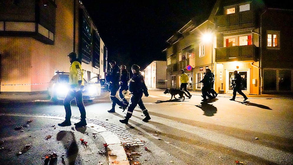 Polizisten ermitteln im Zentrum von Kongsberg nach einer Gewalttat mit fünf Toten. Foto: Hakon Mosvold Larsen/NTB/dpa