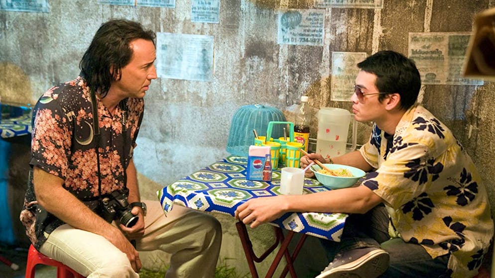 30 Nicolas-Cage-Filme: Ist er nun gut oder nicht?. Cage und Shahkrit Yamnarm in «Bangkok Dangerous» (2008, Pang Brothers)