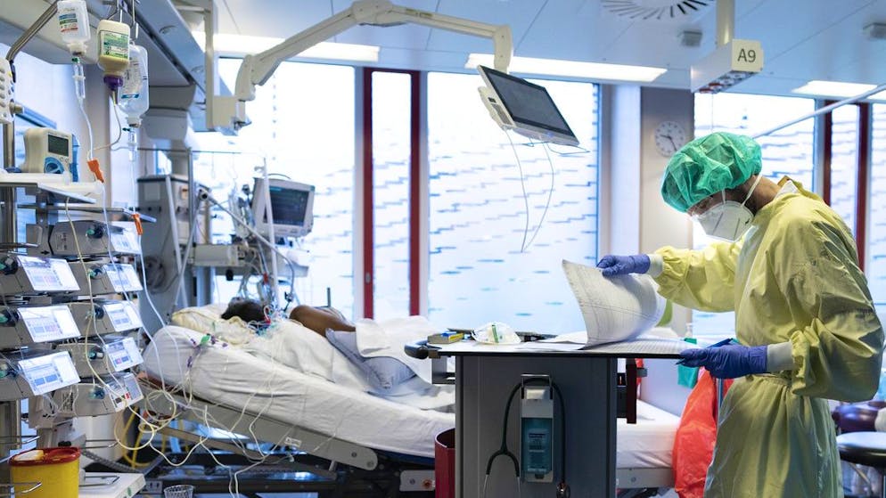 Keine Privatsphäre, aber überall Schläuche und Maschinen: Eine Intensivstation in einem Schweizer Spital. (Symbolbild)