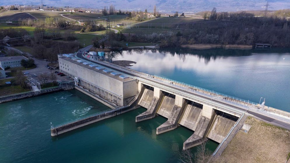 Die Staumauer Barrage de Verbois, eine Staustufe und ein Laufwasserkraftwerk auf der Rhone, fotografiert am 8. April 2019 in Genf. Die Anlage gehoert den oeffentlichen Services Industriels de Geneve (SIG). (KEYSTONE/Gaetan Bally)