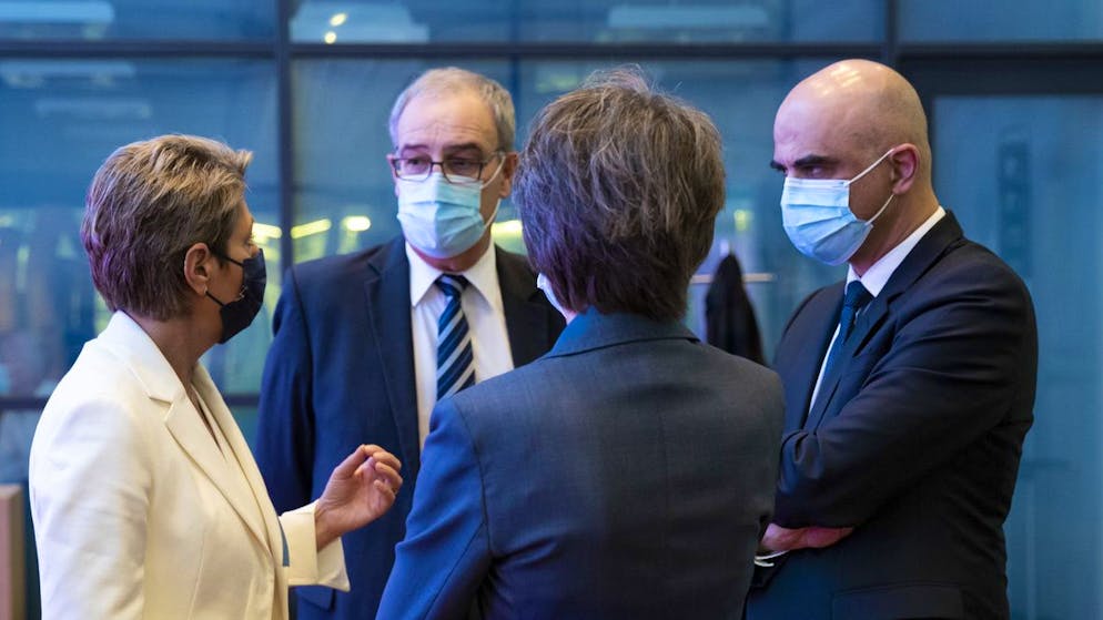 Bundesraetin Karin Keller-Sutter, Bundespraesident Guy Parmelin, Bundesraetin Simonetta Sommaruga und Bundesrat Alain Berset, von links, kurz vor Beginn einer Medienkonferenz ueber die Ergebnisse der Vorlagen der Eidgenoessischen Abstimmung aus der Sicht des Bundesrats, am Sonntag, 13. Juni 2021 in Bern. (KEYSTONE/Peter Klaunzer)