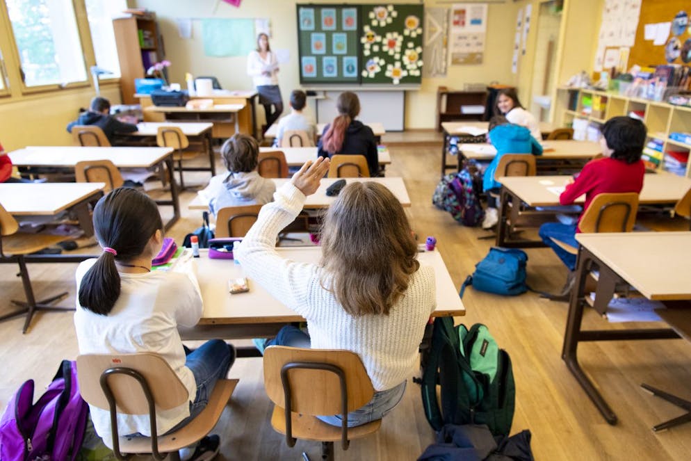 L'enseignante Corentine Gerber enseigne dans une classe d' ecole primaire a des eleves de 8P de l'Etablissement Primaire de l'ecole vaudoise, EP Morges EST, le jour du retour des eleves lors de la pandemie de Coronavirus (Covid-19) ce lundi 11 mai 2020 au College de Chanel a Morges. Des le 11 mai, les eleves de l'ecole primaire et secondaire vaudoise reprennent l'ecole obligatoire par demi classe et un jour sur deux. (KEYSTONE/Laurent Gillieron)