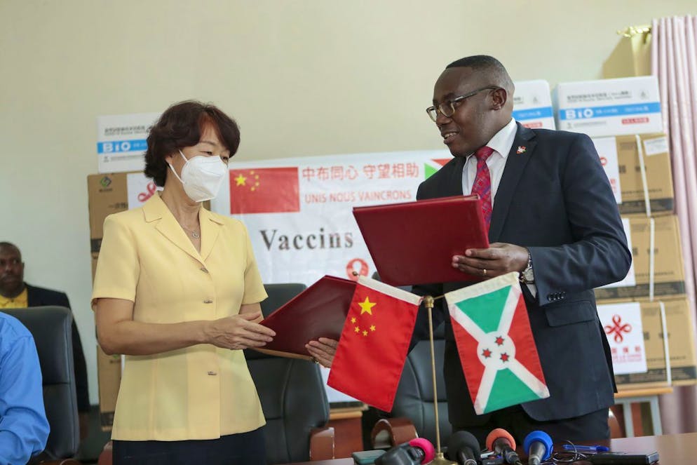 Le ministre burundais de la Santé, le Dr Thaddee Ndikumana, à droite, et l'ambassadeur de Chine au Burundi, Zhao Jiangping, à gauche, assistent à une cérémonie marquant l'arrivée des premiers vaccins COVID-19 dans le pays, à Bujumbura, au Burundi, le jeudi 14 octobre 2021.