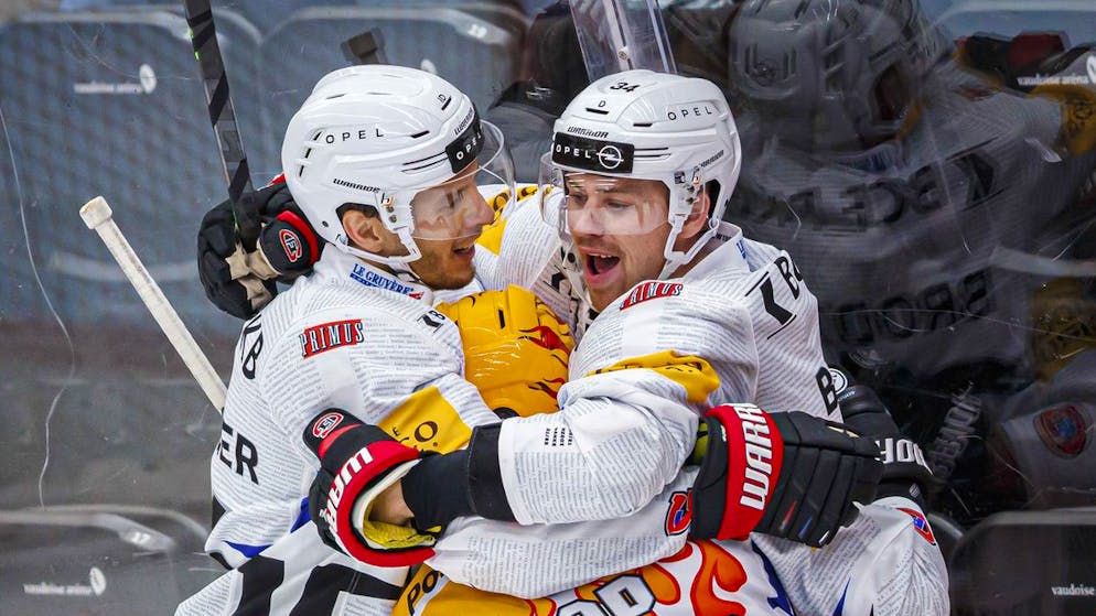 L'attaquant fribourgeois Daniel Brodin, droite, celebre avec ses coequipiers apres avoir marque lors de la rencontre du championnat suisse de hockey sur glace de National League LNA, entre le Lausanne HC, LHC, et le Fribourg Gotteron, FGHC, le samedi 9 octobre 2021 a la patinoire de la Vaudoise arena a Lausanne. (KEYSTONE/Valentin Flauraud)