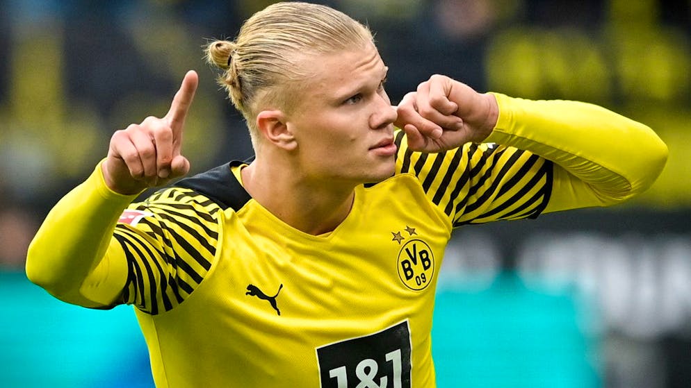 epaselect epa09527219 Dortmund's Erling Haaland celebrates after scoring the 2-0 lead from the penalty spot during the German Bundesliga soccer match between Borussia Dortmund and 1. FSV Mainz 05 at Signal Iduna Park in Dortmund, Germany, 16 October 2021. EPA/SASCHA STEINBACH CONDITIONS - ATTENTION: The DFL regulations prohibit any use of photographs as image sequences and/or quasi-video.
