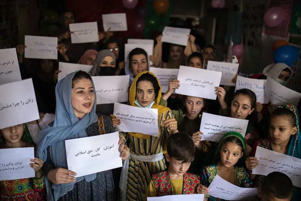 Des femmes afghanes ont protesté le 5 octobre 2021 dans une école privée pour revendiquer les mêmes droits en matière d'éducation pour les femmes et les filles.