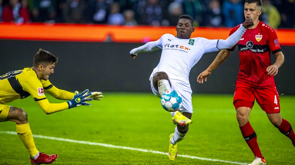 16.10.2021, Nordrhein-Westfalen, Mönchengladbach: Fußball: Bundesliga, Borussia Mönchengladbach - VfB Stuttgart, 8. Spieltag, Stadion im Borussia-Park. Gladbachs Breel Embolo (M) versucht neben dem Stuttgarter Marc Oliver Kempf (r) und Torwart Fabian Bredlow an den Ball zu kommen. Foto: David Inderlied/dpa - WICHTIGER HINWEIS: Gemäß den Vorgaben der DFL Deutsche Fußball Liga bzw. des DFB Deutscher Fußball-Bund ist es untersagt, in dem Stadion und/oder vom Spiel angefertigte Fotoaufnahmen in Form von Sequenzbildern und/oder videoähnlichen Fotostrecken zu verwerten bzw. verwerten zu lassen. +++ dpa-Bildfunk +++ (KEYSTONE/DPA/David Inderlied)