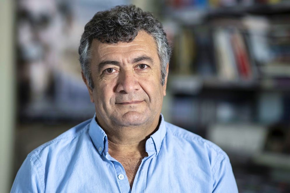 Mano Khalil, syrisch-kurdischer Kameramann und Regisseur posiert im Progr, am Samstag, 25. September 2021, in Bern. (KEYSTONE/Peter Schneider)