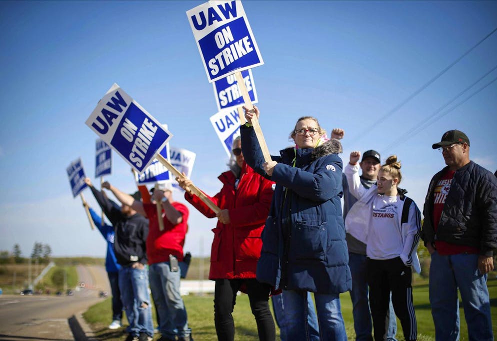 Des membres de United Auto Workers font grève à l'extérieur de l'usine John Deere Engine Works sur Ridgeway Avenue à Waterloo, Iowa, le vendredi 10 octobre. 15, 2021. Environ 10 000 travailleurs de l'UAW se sont mis en grève contre John Deere depuis jeudi dans des usines de l'Iowa, de l'Illinois et du Kansas.