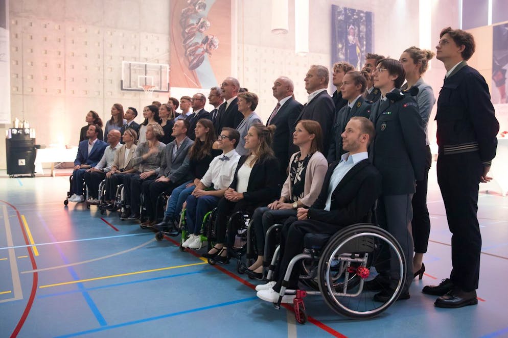 Athleten posieren mit Bundespraesident Guy Parmelin und Bundesraetin Viola Amherd fuer ein Gruppenfoto, beim Olympiaempfang der Medaillen- und Diplomgewinnerinnen und -gewinner Tokio 2020, am Montag, 18. Oktober 2021, in Magglingen. (KEYSTONE/Peter Klaunzer)