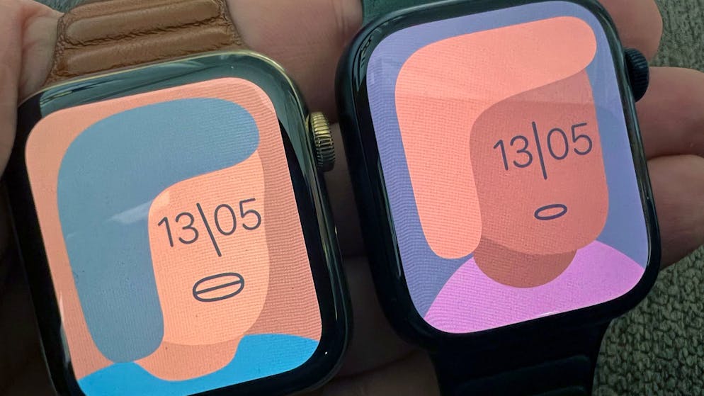 Die neue Apple Watch Series 7 (r.) hat im Vergleich zum Vorgängermodell Apple Watch Series 6 (l.) ein 20 Prozent grösseres Display.