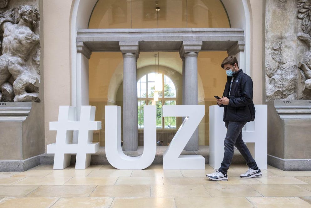 Studenten verweilen auf den Gaengen anlaesslich der Wiederaufnahme des Studienbetriebs mit Praesenzunterricht an der Universitaet Zürich, aufgenommen am Montag, 20. September 2021 in Zuerich. (KEYSTONE/Ennio Leanza)