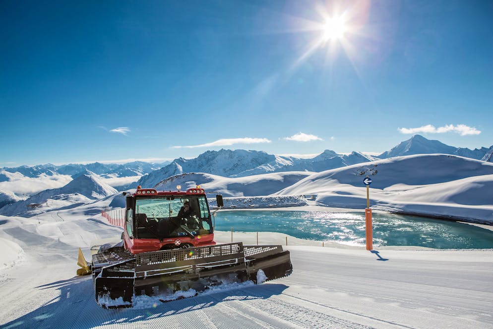 Two weeks before the start of the season, the slope preparation in Samnaun is in full swing.  Snow groomer at the reservoir above the Samnauner Alp Trida.  The ski area has 238 kilometers of pistes, over a third of the pistes can be technically snow-covered and even open at the end of November without precipitation.  (PPR / SAMNAUN)